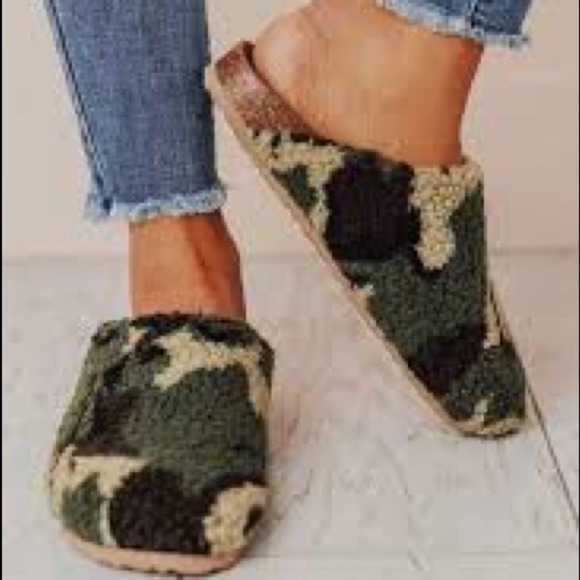 Steve Madden Shoes - STEVE MADDEN  VESA Faux Shearling Clog Size 8 M NWOT